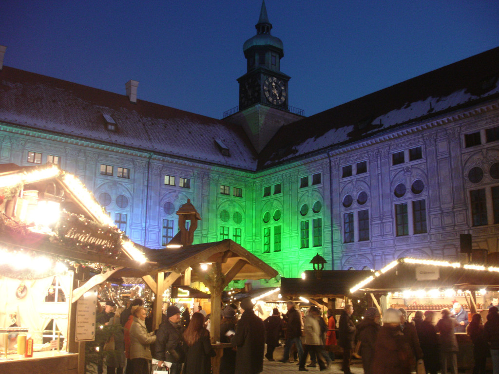 Das Weihnachtsdorf im Kaiserhof der Residenz München